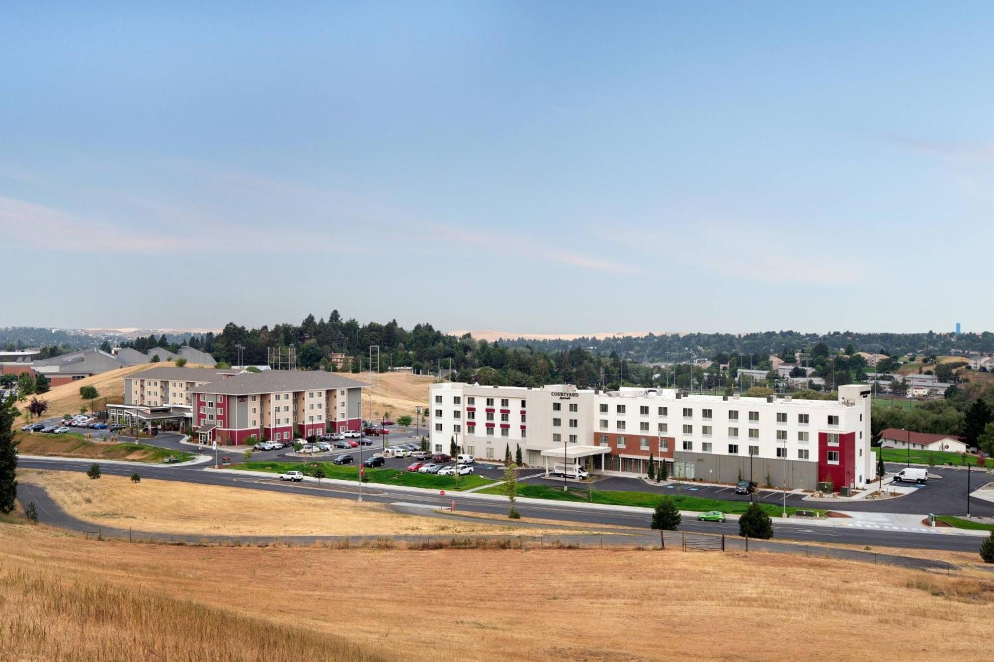 Courtyard By Marriott Pullman Hotel Bagian luar foto