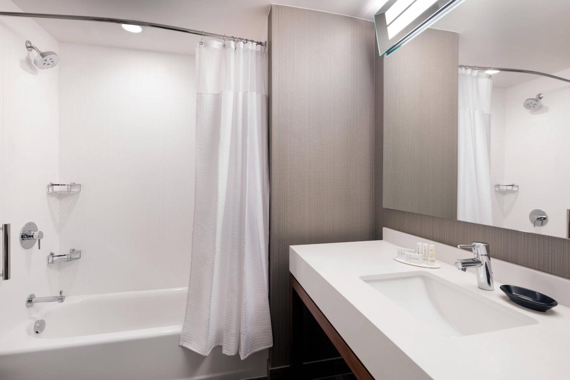Courtyard By Marriott Pullman Hotel Bagian luar foto