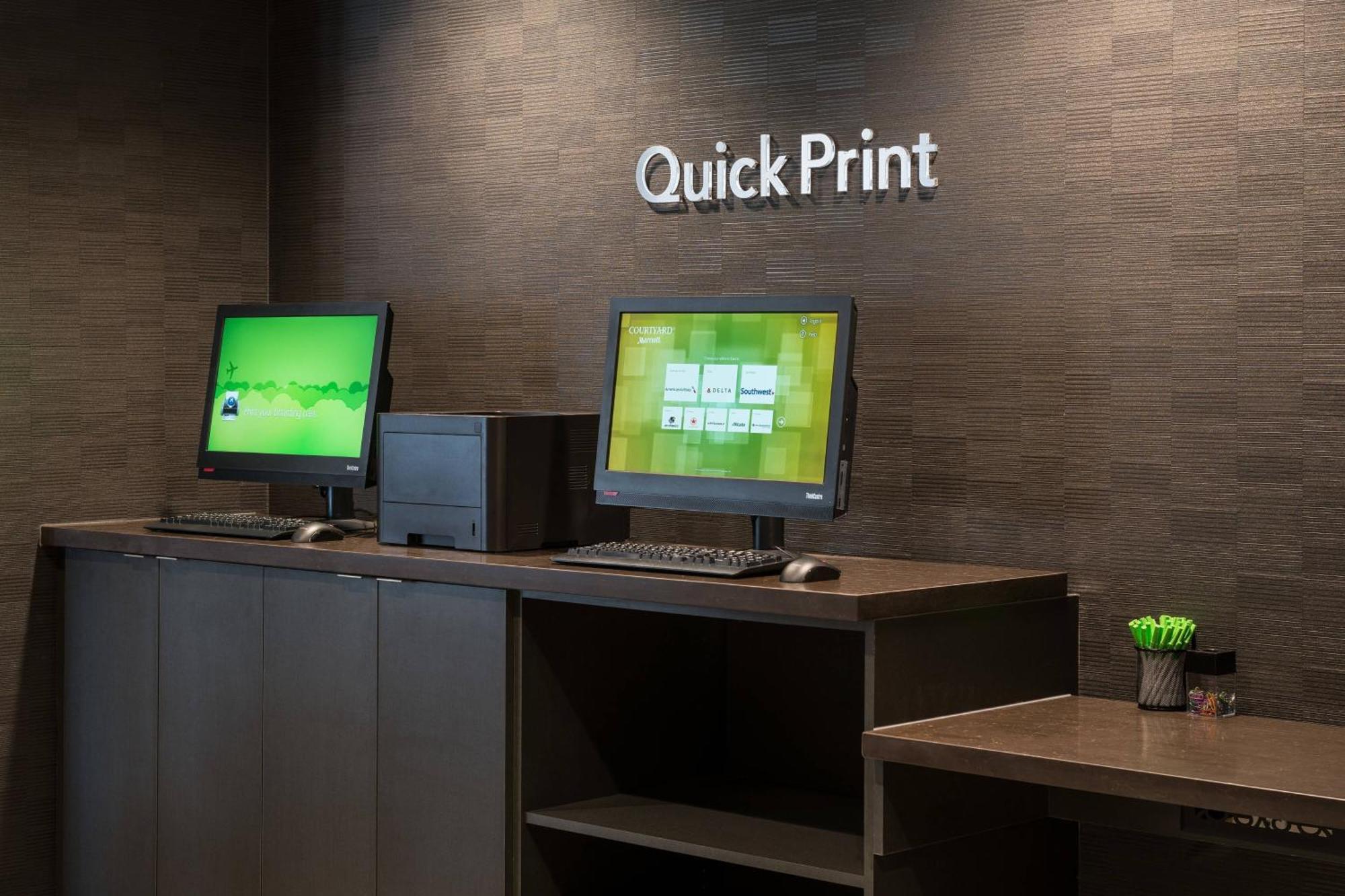 Courtyard By Marriott Pullman Hotel Bagian luar foto