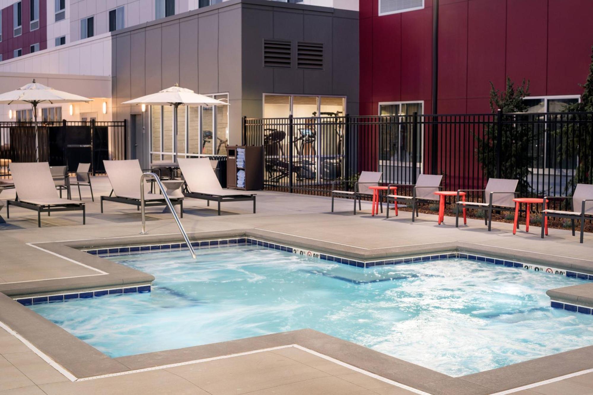 Courtyard By Marriott Pullman Hotel Bagian luar foto
