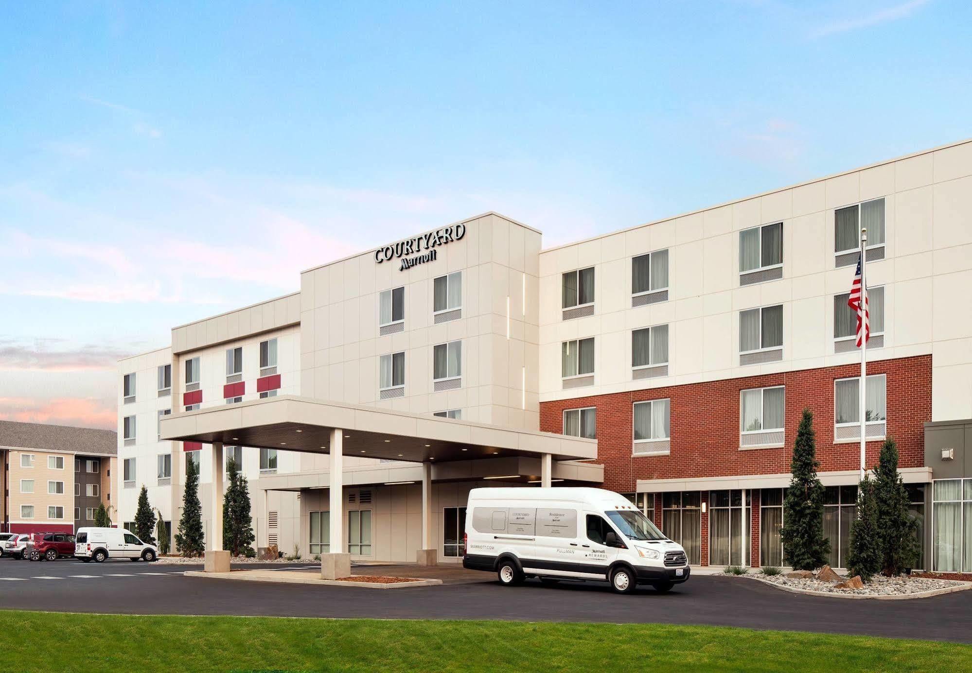 Courtyard By Marriott Pullman Hotel Bagian luar foto
