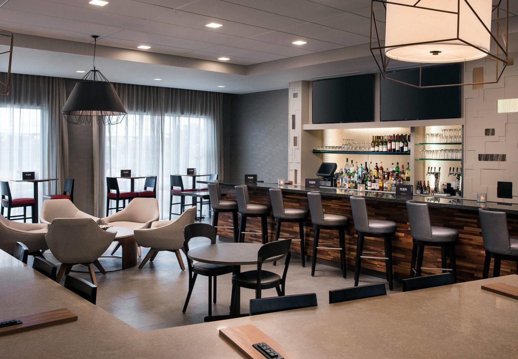 Courtyard By Marriott Pullman Hotel Bagian luar foto